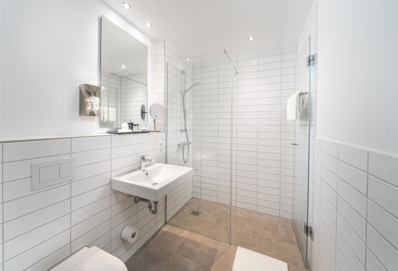 elaya hotel augsburg: Ansicht vom Badezimmer