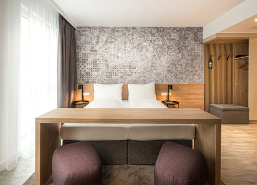 elaya hotel ausgburg: Doppelbett im Apartment