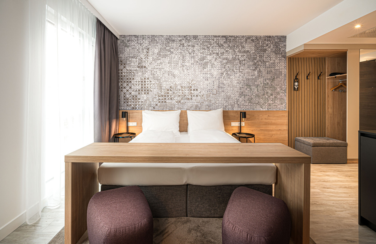 elaya-hotel-augsburg-apartment-doppelbett elaya hotel ausgburg: Doppelbett im Apartment