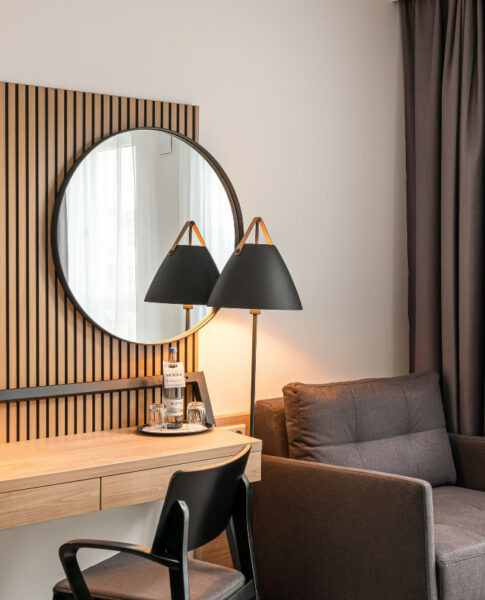 elaya hotel ausgburg: Sitzmöglichkeit im Apartment