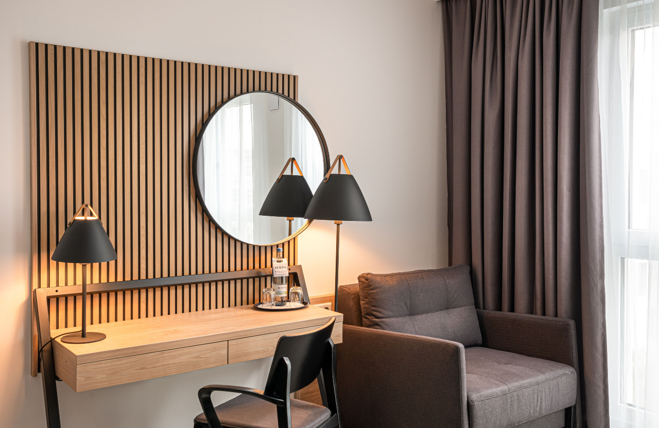 elaya hotel ausgburg: Sitzmöglichkeit im Apartment