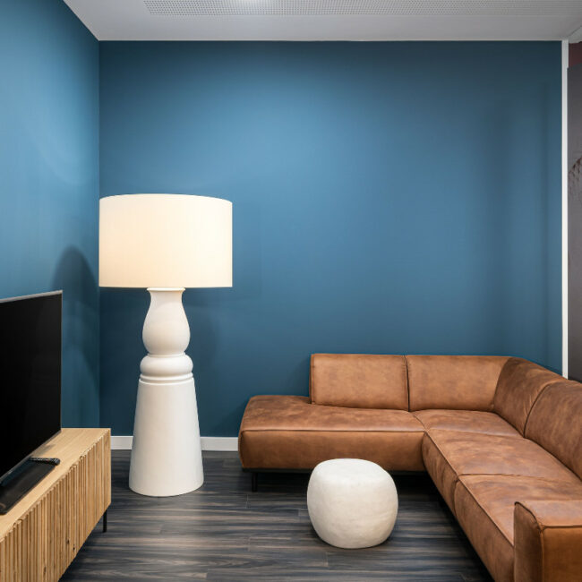 elaya-hotel-augsburg-couch Couch und Fernseher im elaya hotel augsburg