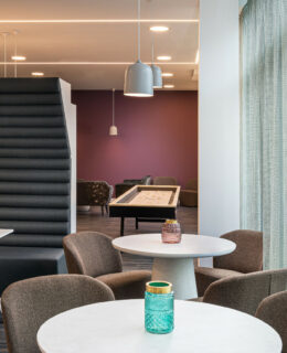 elaya-hotel-augsburg-social-kitchen-shuffle-board elaya hotel ausgburg: Shuffle Board in der Social Kitchen