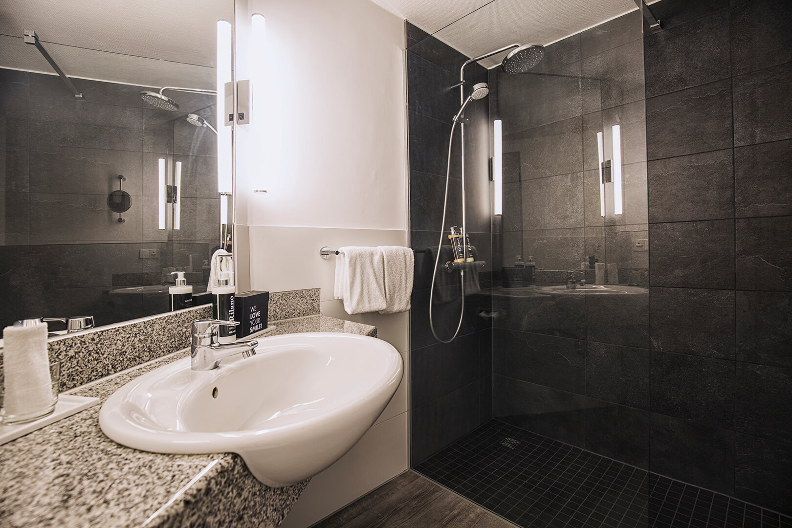 elaya-hotel-frankfurt-oberursel-badezimmer Waschbecken und Dusche im elaya hotel frankfurt oberursel