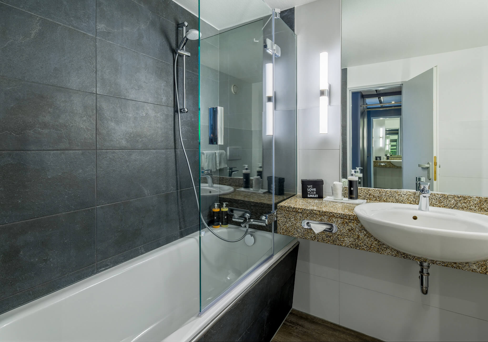 elaya-hotel-frankfurt-oberursel-bathroom Badewanne im elaya hotel frankfurt oberursel.