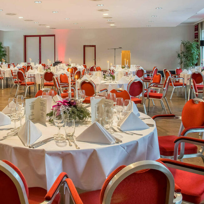 elaya-hotel-frankfurt-oberursel-feier Gedeckte Tische für eine Feier im elaya hotel frankfurt oberursel