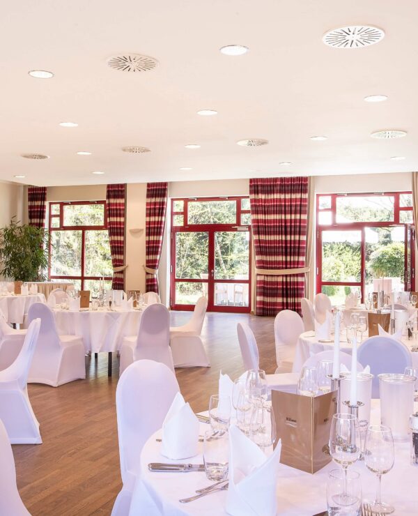 Bestuhlung für eine Hochzeit im elaya hotel frankfurt oberursel