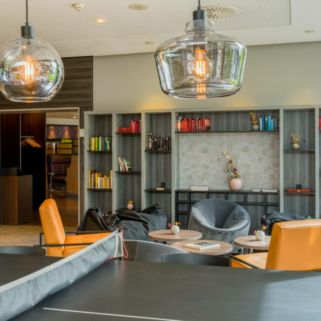 elaya-hotel-frankfurt-oberursel-lobby-buecher Die Lobby im elaya hotel frankfurt oberursel: für jeden etwas dabei.