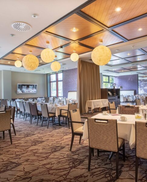 elaya-hotel-frankfurt-oberursel-restaurant Gedeckte Tische im elaya hotel frankfurt oberursel