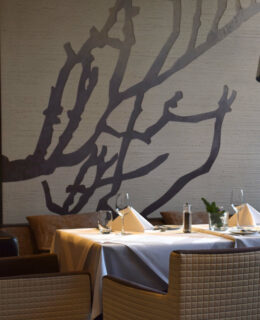elaya-hotel-frankfurt-oberursel-retaurant-sitzmoeglichkeiten Gedeckter Tisch im Restaurant in Frankfurt Oberursel
