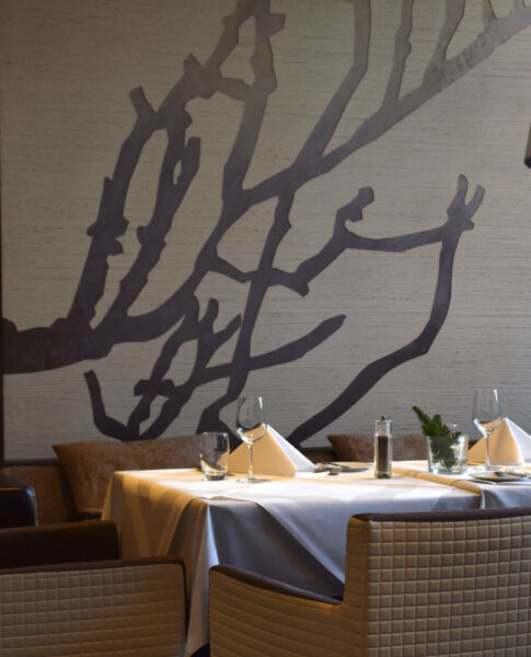 elaya-hotel-frankfurt-oberursel-retaurant-sitzmoeglichkeiten Gedeckter Tisch im Restaurant in Frankfurt Oberursel
