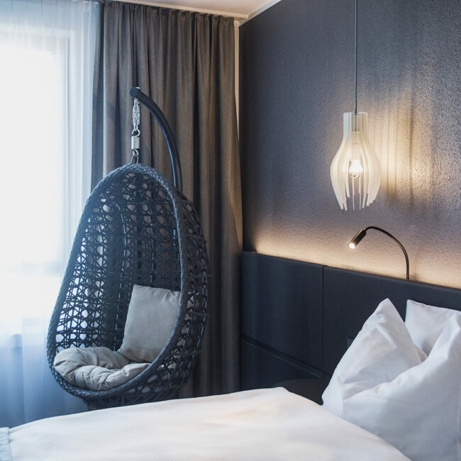 elaya hotel frankfurt oberursel: Sitzmöglichkeit und Bett im Superior Doppelzimmer