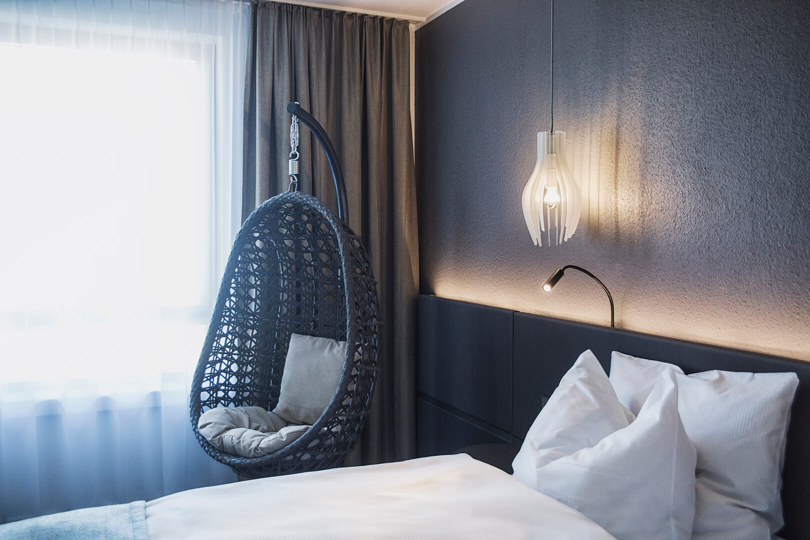 elaya hotel frankfurt oberursel: Sitzmöglichkeit und Bett im Superior Doppelzimmer