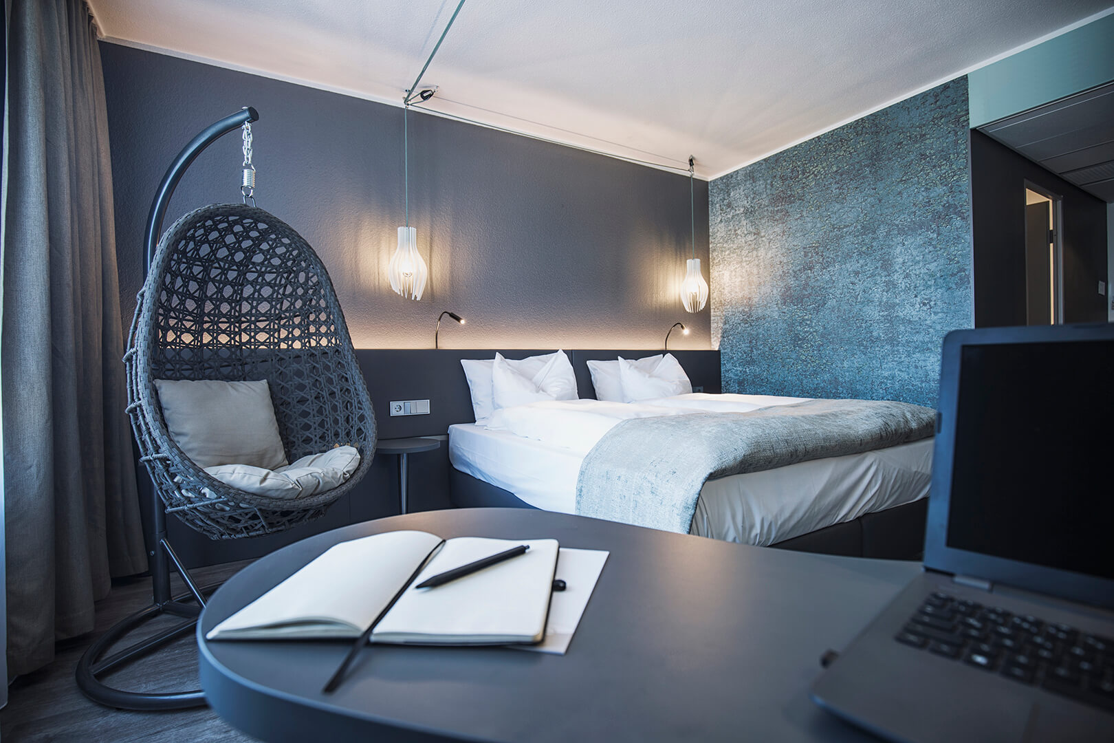 elaya hotel frankfurt oberursel: Stift und Block auf dem Tisch im Superior Doppelzimmer