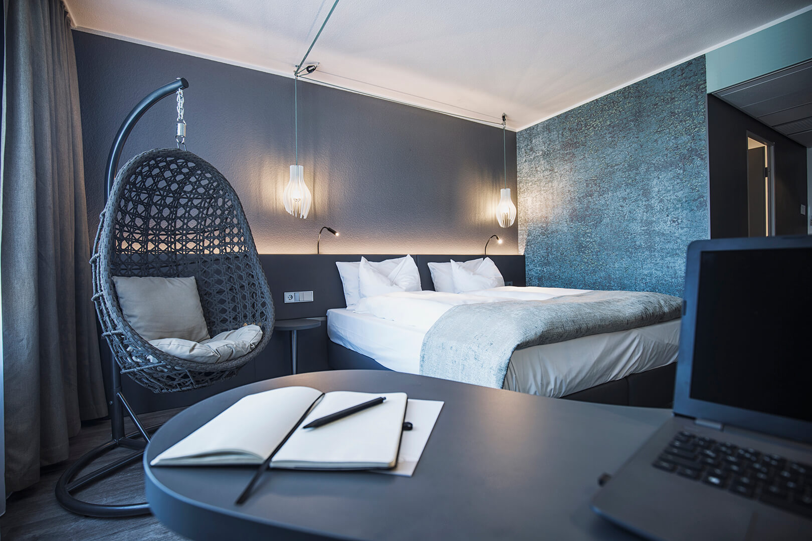 elaya-hotel-frankfurt-oberursel-superior-doppelzimmer-stift-und-block Stift und Block auf dem Tisch im Superior Doppelzimmer