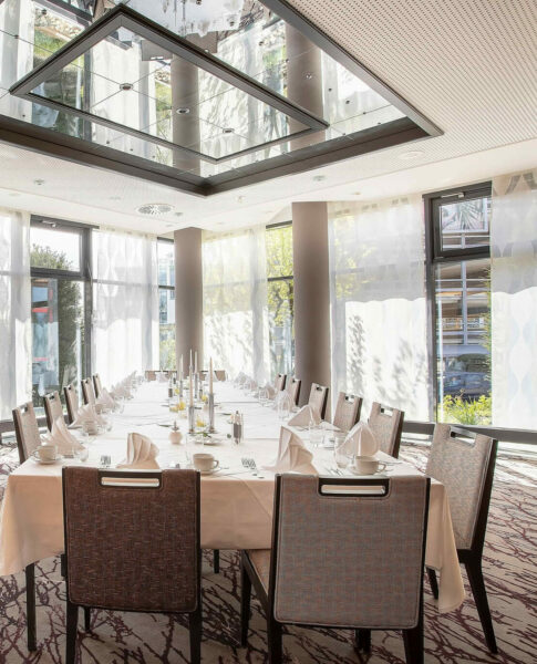 elaya-hotel-frankfurt-oberursel-tafel Die große Tafel im elaya hotel frankfurt oberursel.