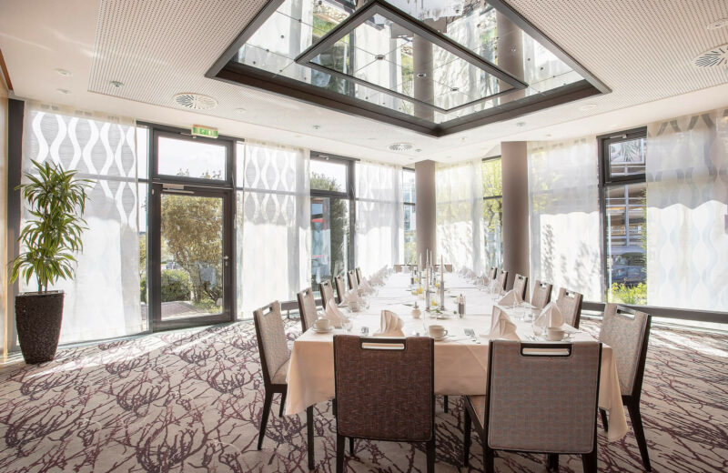 Die große Tafel im elaya hotel frankfurt oberursel.