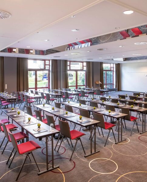 elaya-hotel-frankfurt-oberursel-tagungsraum-parlamentarische-bestuhlung Großer Tagungsraum mit Leinwand elaya hotel frankfurt oberursel
