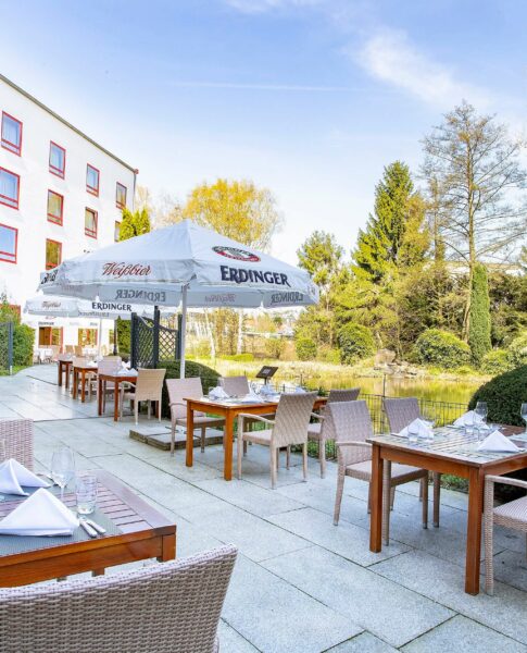 elaya-hotel-frankfurt-oberursel-terrasse Terasse mit gedeckten Tischen zum Essen in Frankfurt Oberursel