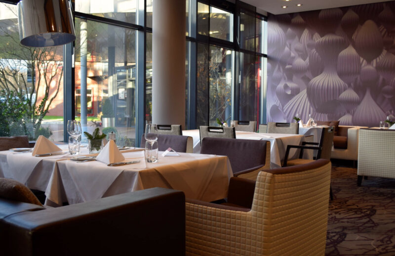 elaya hotel frankfurt oberursel: Gedeckte Tische im Restaurant