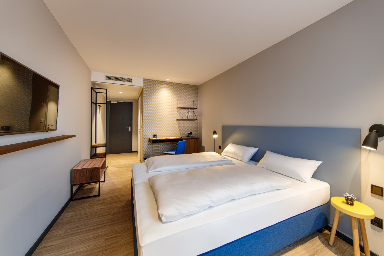 elaya-hotel-goeppingen-standard-doppelzimmer-doppelbett Doppelbett im elaya hotel goeppingen
