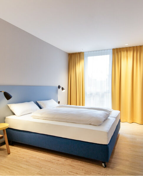 Bett im Standard Doppelzimmer im elaya hotel goeppingen