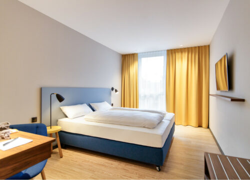 elaya-hotel-goeppingen-standard-doppelzimmer Bett im Standard Doppelzimmer im elaya hotel goeppingen