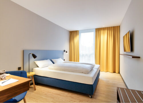 Bett im Standard Doppelzimmer im elaya hotel goeppingen