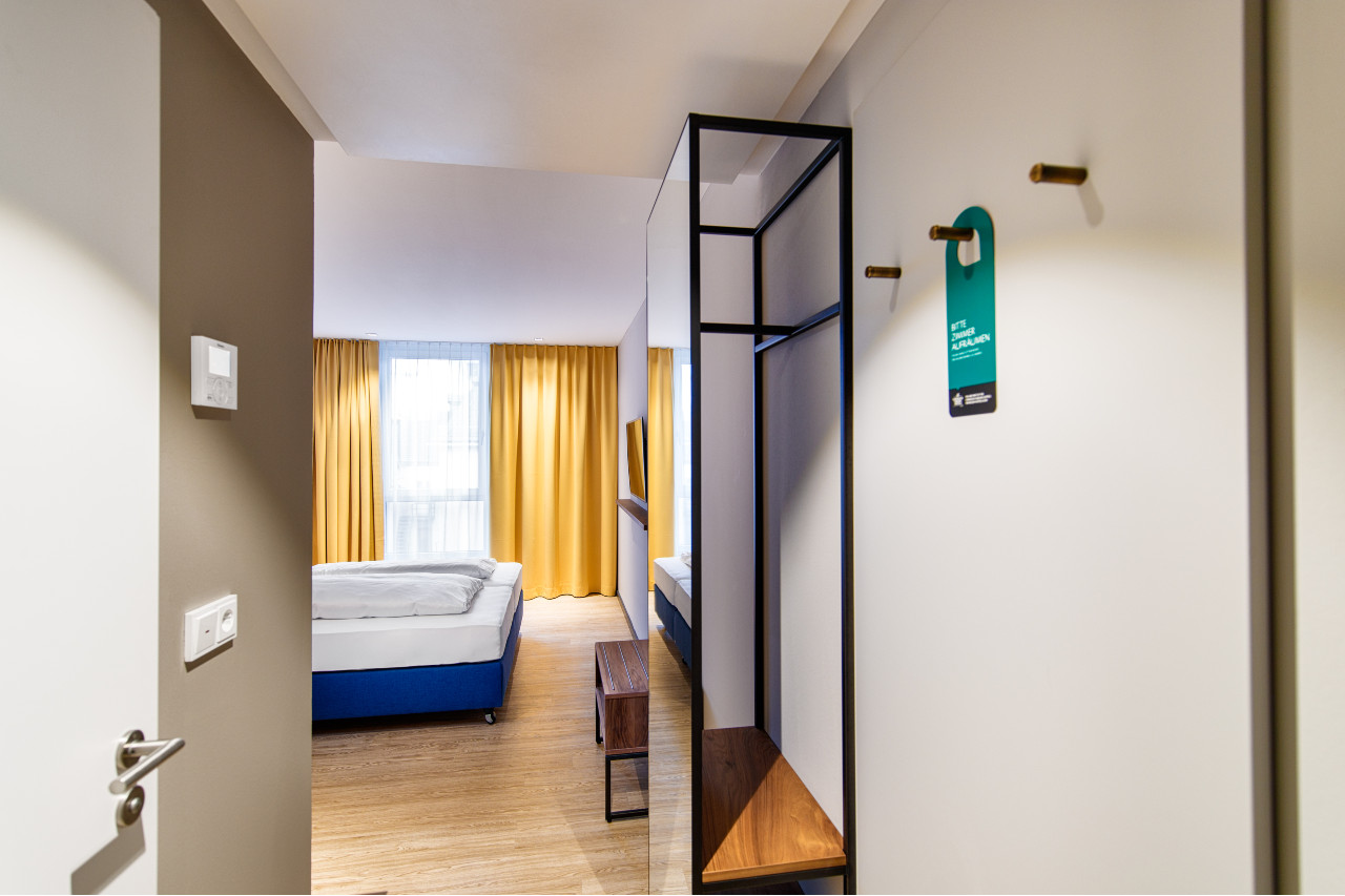 elaya-hotel-goeppingen-standard-doppelzimmer-eingang Eingang in das Doppelzimmer im elaya hotel goeppingen