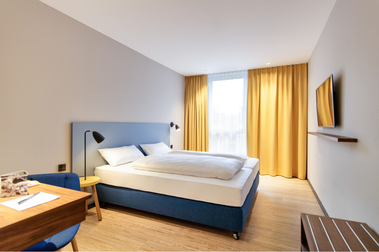 Bett im Standard Doppelzimmer im elaya hotel goeppingen