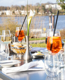 elaya-hotel-hamburg-finkenwerder-aperol Gatränke und Snacks am Elbufer genießen im elaya hotel hamburg finkenwerder