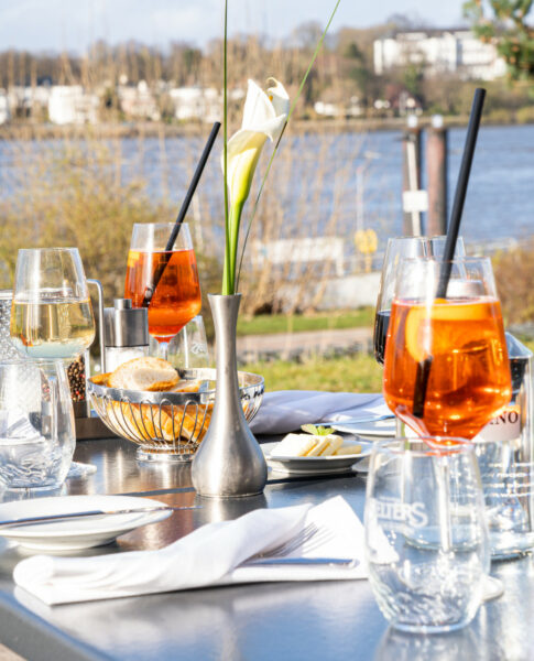 Gatränke und Snacks am Elbufer genießen im elaya hotel hamburg finkenwerder