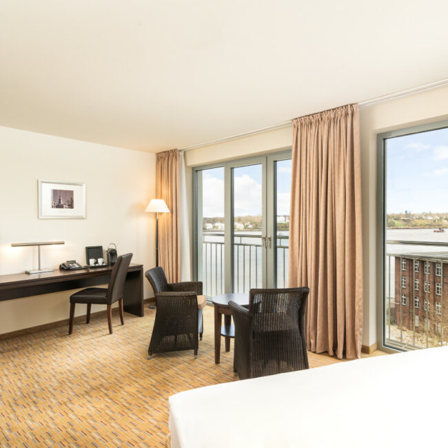 Einmaligen Blick auf die Elbe genießen im executive Zimmer im elaya hotel hamburg finkenwerder