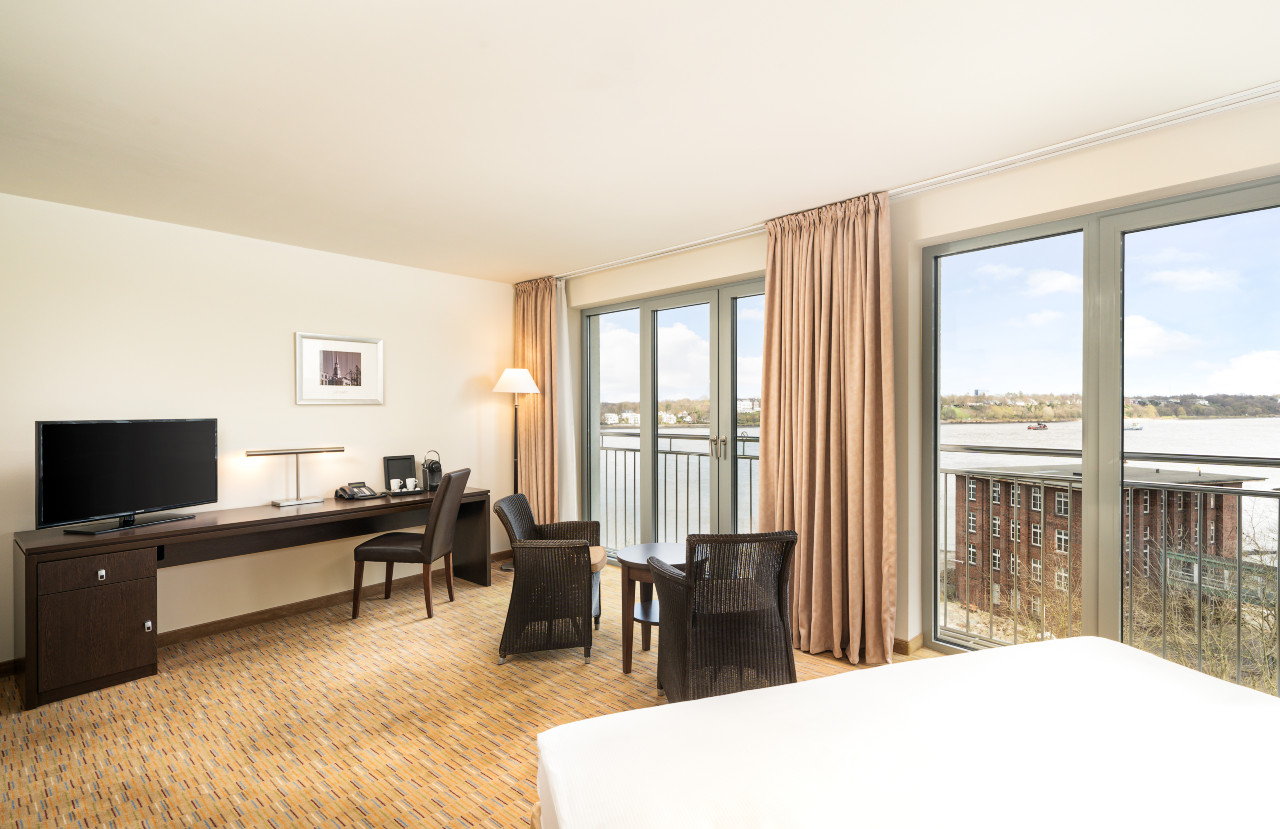 Einmaligen Blick auf die Elbe genießen im executive Zimmer im elaya hotel hamburg finkenwerder