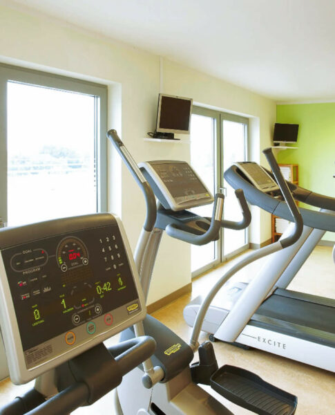 elaya-hotel-hamburg-finkenwerder-fitnessraum Fitnessgeräte im elaya hotel hamburg finkenwerder.