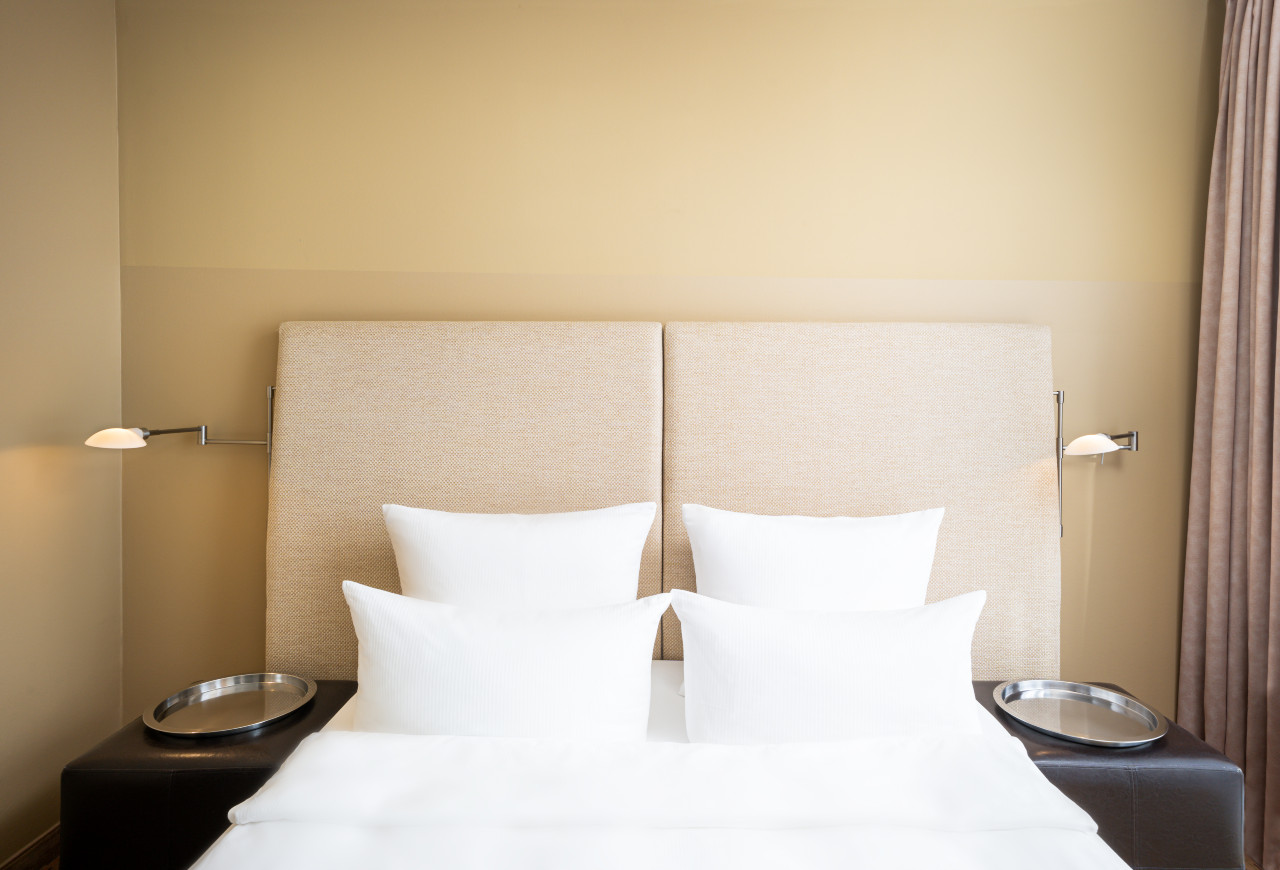 Doppelbett im Doppelzimmer im elaya hotel hamburg finkenwerder