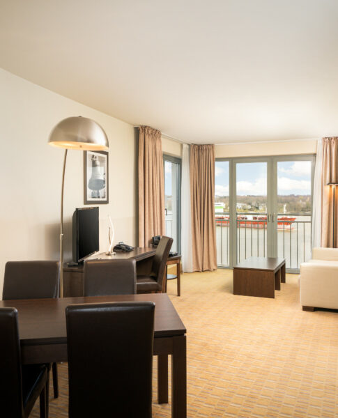 Suite mit Elbblick im elaya hotel hamburg finkenwerder