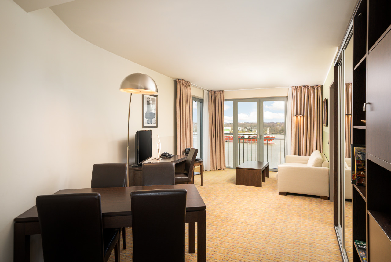 Suite mit Elbblick im elaya hotel hamburg finkenwerder