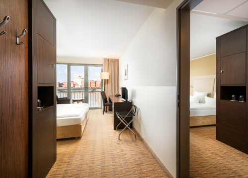 elaya-hotel-hamburg-finkenwerder-superior-doppelzimmer-verbindungstür Schlafen mit Blick auf die Elbe im elaya hotel hamburg finkenwerder