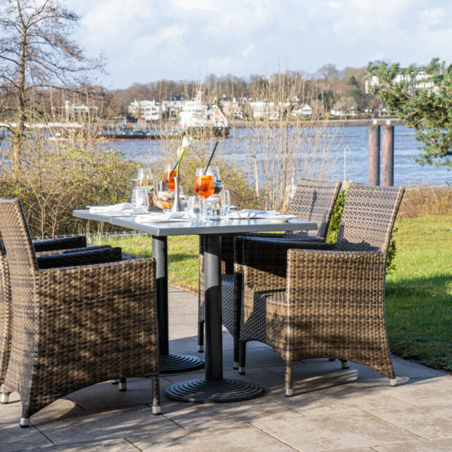 elaya-hotel-hamburg-finkenwerder-terrasse Gatränke und Snacks am Elbufer genießen im elaya hotel hamburg finkenwerder