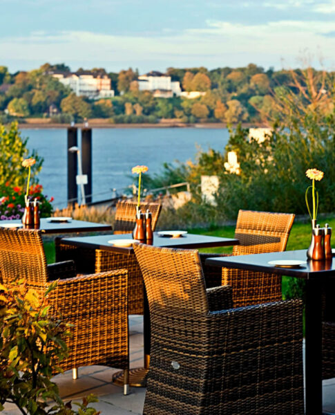 Die Terasse mit Elbblick im elaya hotel hamburg finkenwerder.