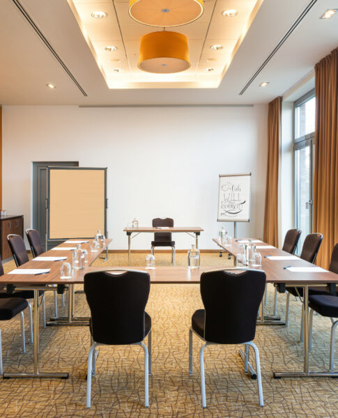 elaya-hotel-hamburg-finkenwerder-u-form Konferenzraum in Hamburg Finkenwerder