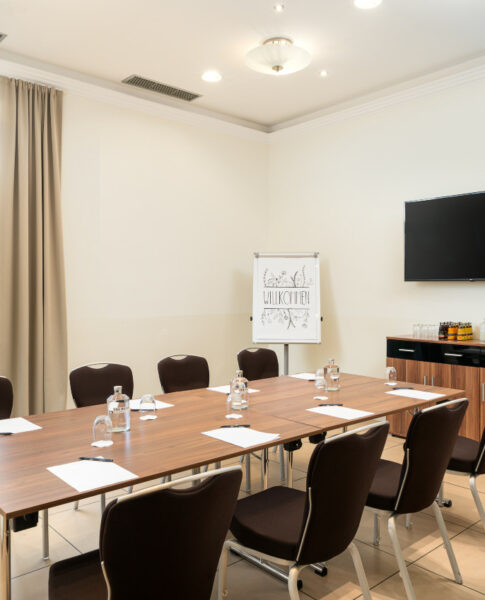 elaya-hotel-hamburg-finkenwerder-veranstaltungsraum-block-form Kleiner Konferenzraum in Finkenwerder