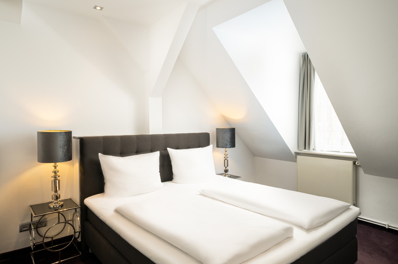 elaya-hotel-hannover-city-junior-suite-doppelbett Gemütliches Bett im elaya hotel hannover city