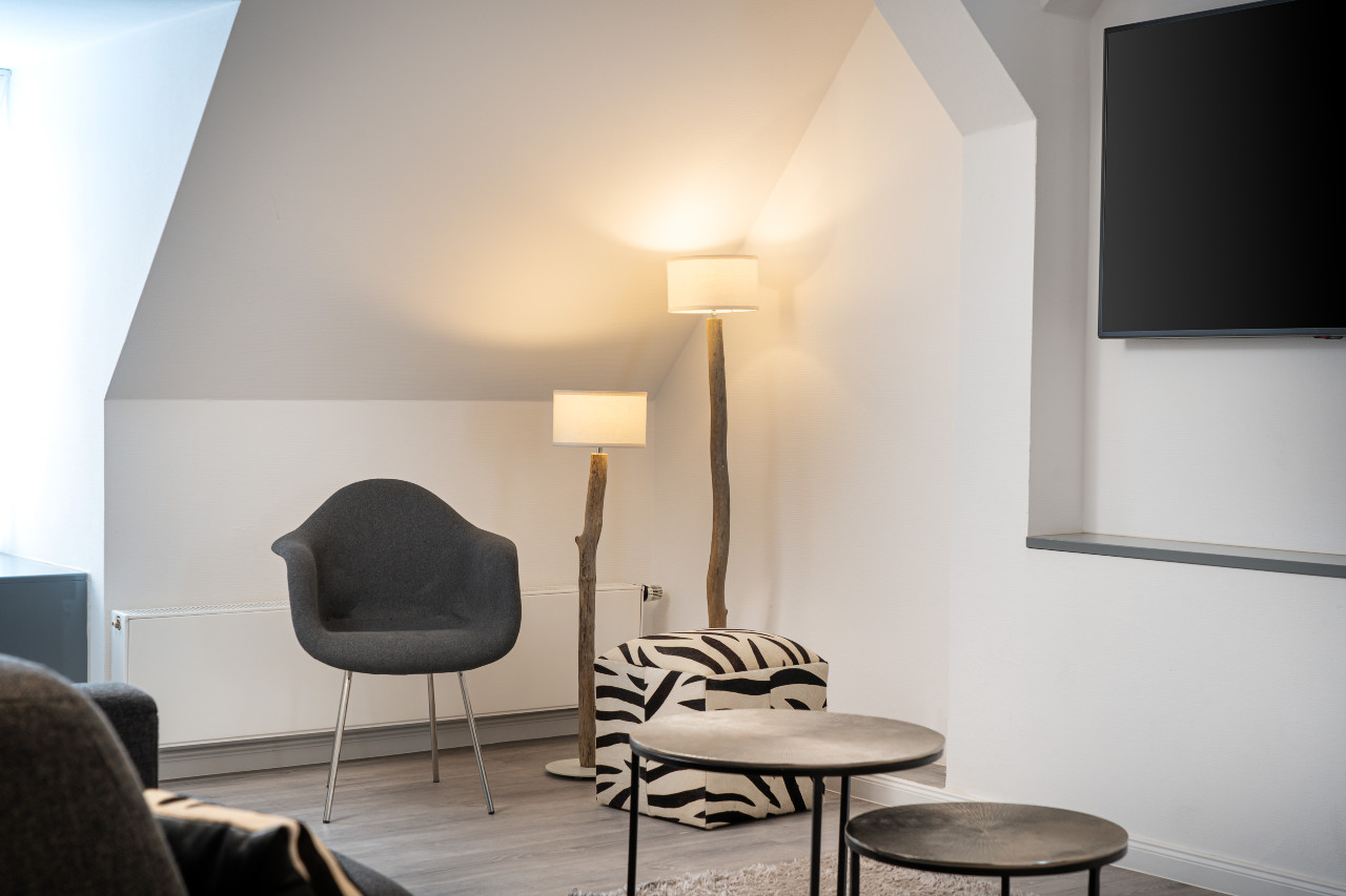 elaya-hotel-hannover-city-junior-suite-sitzecke Sitzmöglichkeit in der Junior Suite im elaya hotel hannover city