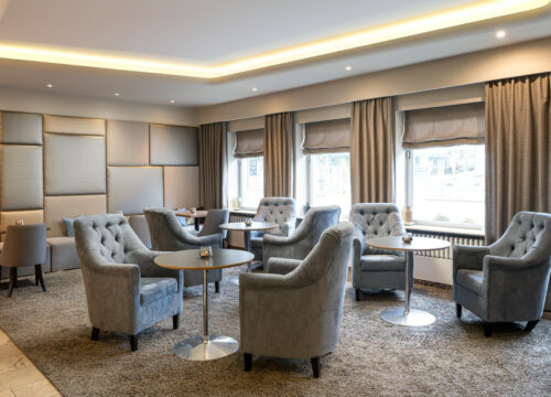 Gemütliche Sessel in der Lobby des elaya hotel hannover city