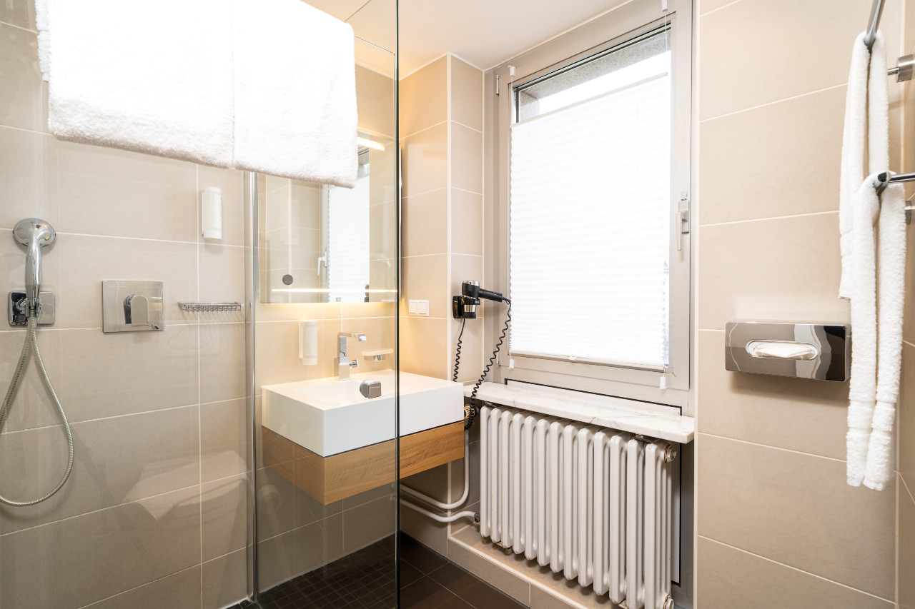 elaya-hotel-hannover-city-standard-doppelzimmer-badezimmer-ausstatung Badezimmer im elaya hotel hannover city