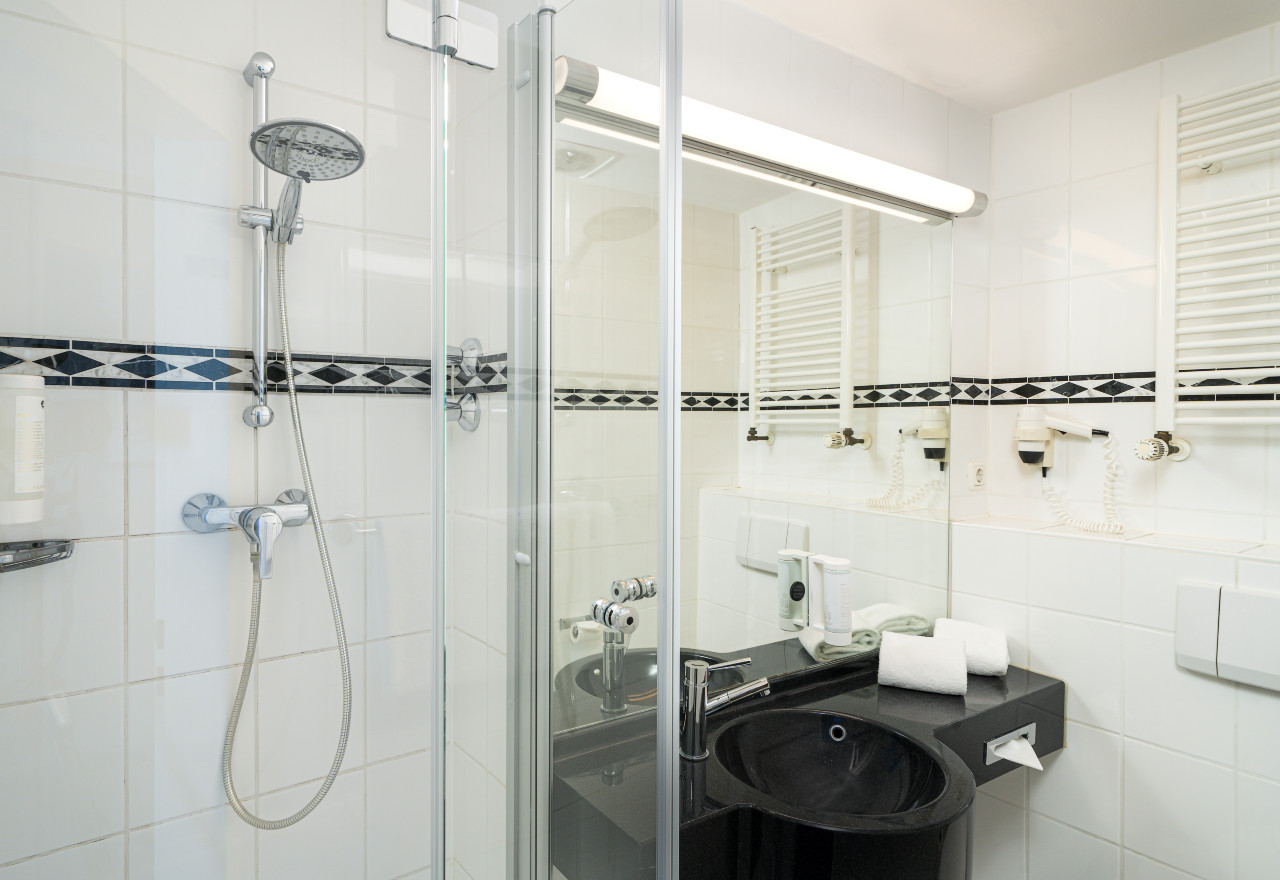 elaya-hotel-hannover-city-standard-doppelzimmer-badezimmer Badezimmer im elaya hotel hannover city