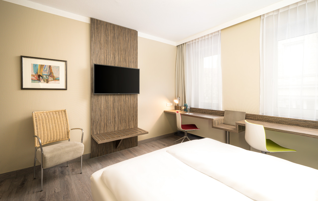 elaya-hotel-hannover-city-standard-doppelzimmer-doppelbett Geräumiges Hotelzimmer in Hannover