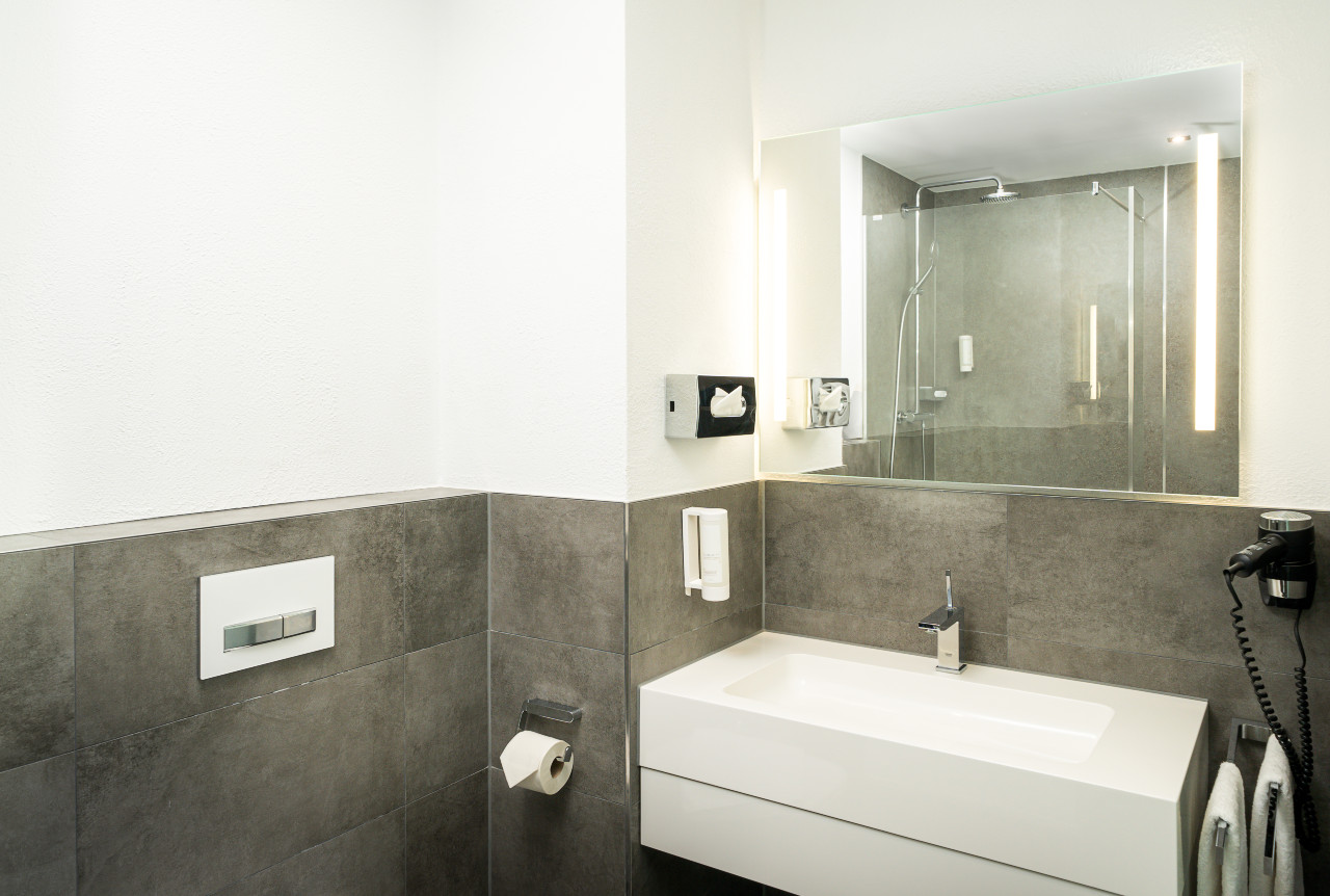 Geräumiges Badezimmer im Doppelzimmer im elaya hotel hannover city